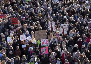 Icelandic Women and PM Strike for Gender Equality