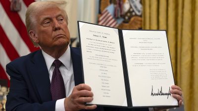 Judge Blocks Trump’s Birthright Citizenship Order